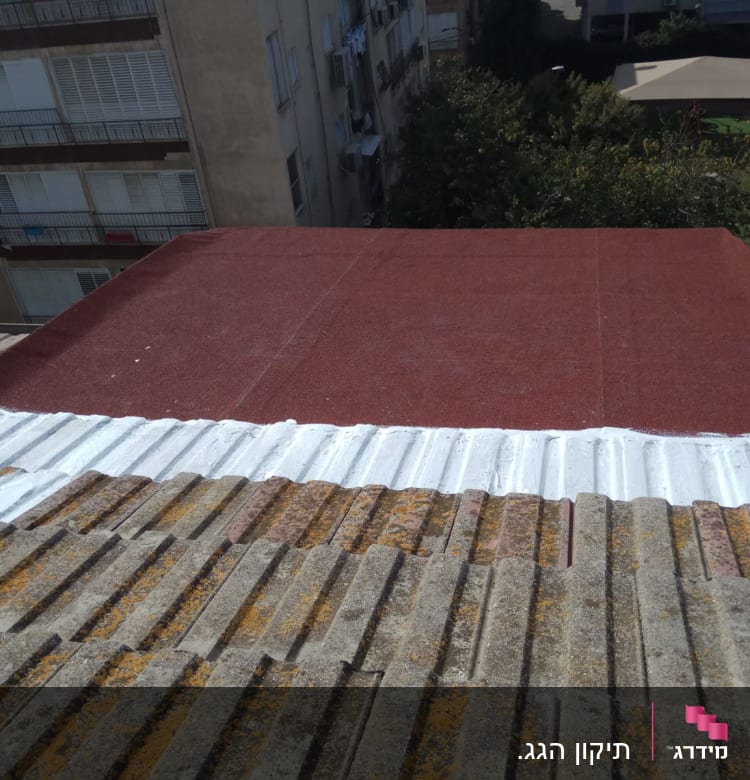 גג עם יריעות ביטומניות אדומות וציפוי לבן